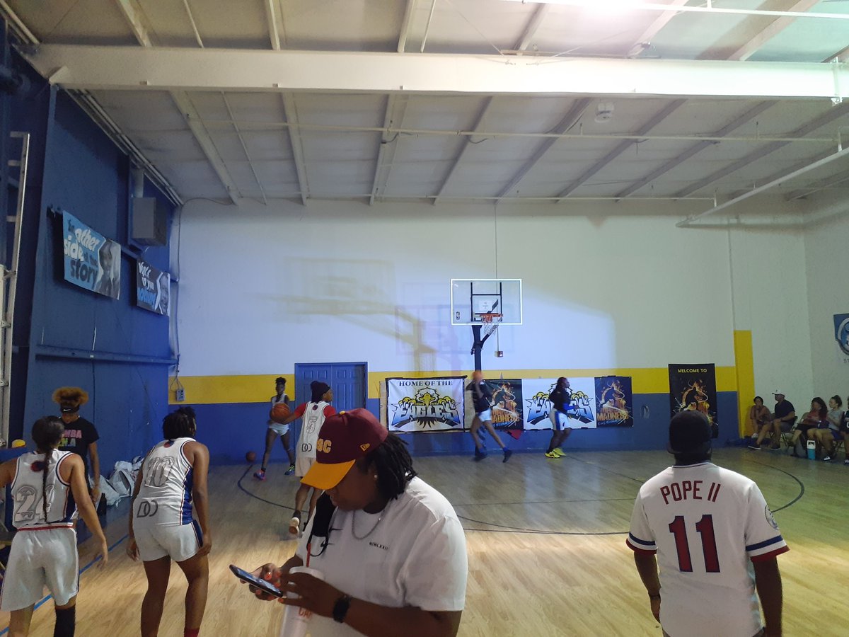 slythesportsguy's tweet photo. #EXCLUSIVESHOWCASE
Getting ready to watch a loaded @TbWbasketball1 take on a loaded @Bouncenation_J
Should be a GREAT ONE!
@_CoachTB @MathurineAgency @SUVtv https://t.co/KkPyFGoGBN