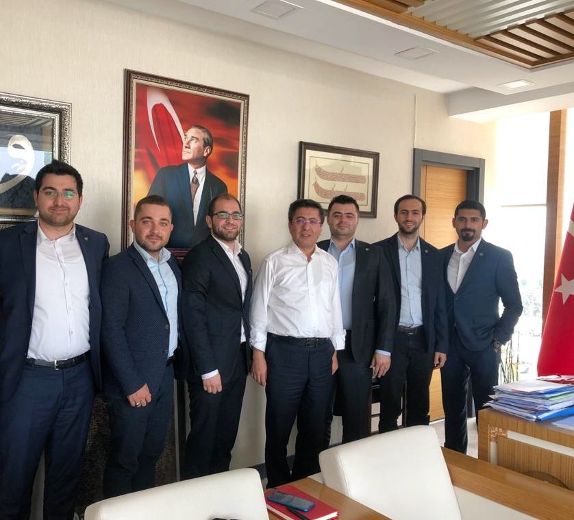 Türk Eczacılık ve İlaç sektöründe önemli çalışmalara imza atmış Sayın Dr. Ecz. Harun Kızılay, Türkiye İlaç ve Tıbbi Cihaz Kurumu Başkanlığına atanmıştır.
Değerli büyüğümüz, Sayın Dr. Ecz. Harun Kızılay'ı yeni görevinde tebrik eder, hayırlı çalışmalar dileriz🇹🇷