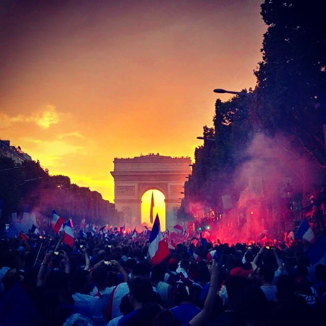 Rien de mieux qu’un euro ou une Coupe du Monde pour revoir son pays unis derrière une seule chose , tous mélangés peut importe les classes sociales ❤️🥺 🇫🇷