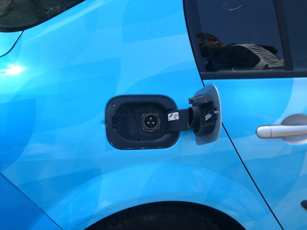 2/ We used a converted Renault Megane as our test vehicle for the upcoming Renault Fluence ZE, which came out with a switchable battery. Like most startup MVPs, it was kind of embarrassing but it got the point across. This is our converted car doing test drives in Israel in 2008.