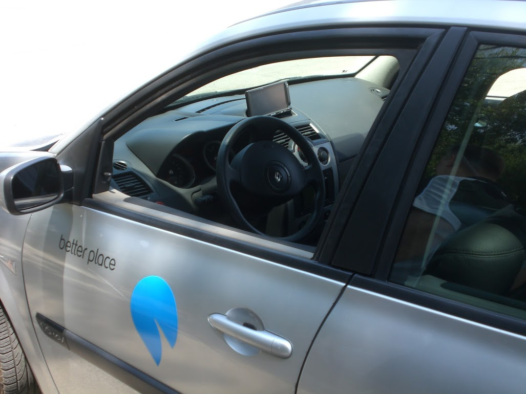 2/ We used a converted Renault Megane as our test vehicle for the upcoming Renault Fluence ZE, which came out with a switchable battery. Like most startup MVPs, it was kind of embarrassing but it got the point across. This is our converted car doing test drives in Israel in 2008.