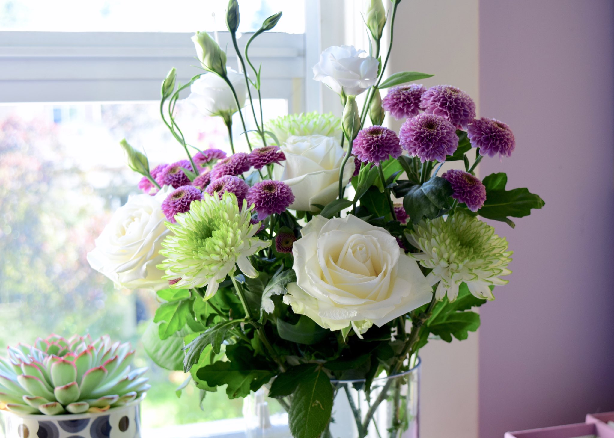 Hine Mizushima 水島ひね 今週のサブスクお花 箱を開けた時は 日本人の私からすると花の種類も色合いも ザ 仏花 って感じだったけど 生けて花が開いてきたらイイ感じよ やはり薔薇がゴージャス 引越直前はサブスクをパスした方がいいだろうなぁ