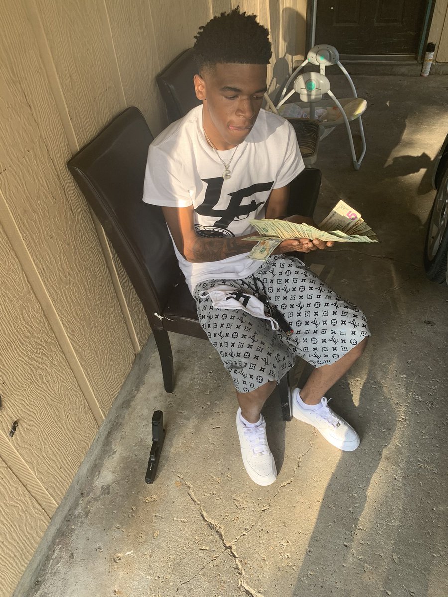 ToineVuittonLF's tweet photo. I Ain’t No Ho I Can’t Go Out Like Anybody 🖤🦅 #FreeLF🧸 https://t.co/sIe5RYwyag