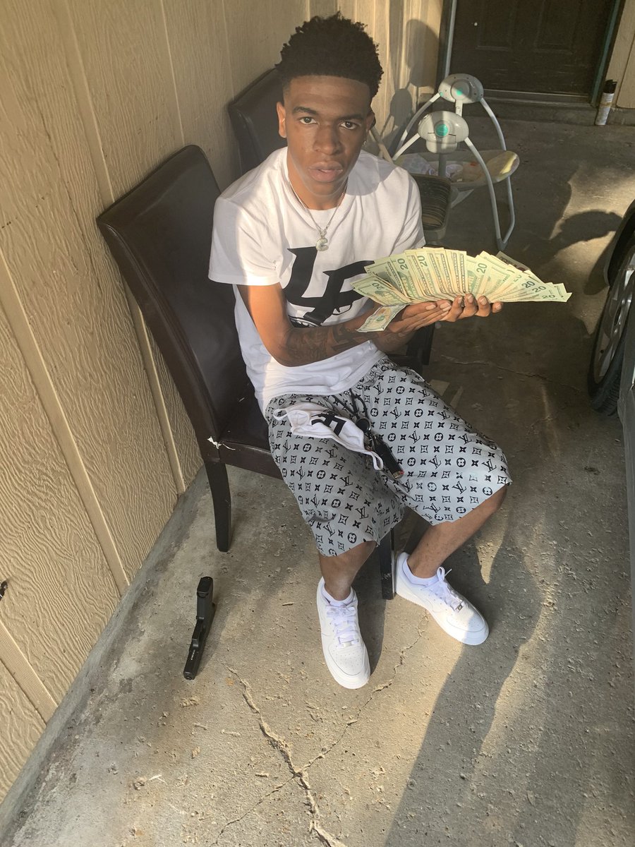 ToineVuittonLF's tweet photo. I Ain’t No Ho I Can’t Go Out Like Anybody 🖤🦅 #FreeLF🧸 https://t.co/sIe5RYwyag