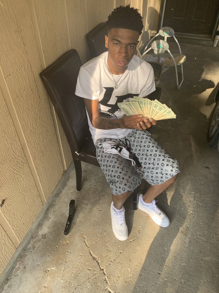 ToineVuittonLF's tweet photo. I Ain’t No Ho I Can’t Go Out Like Anybody 🖤🦅 #FreeLF🧸 https://t.co/sIe5RYwyag