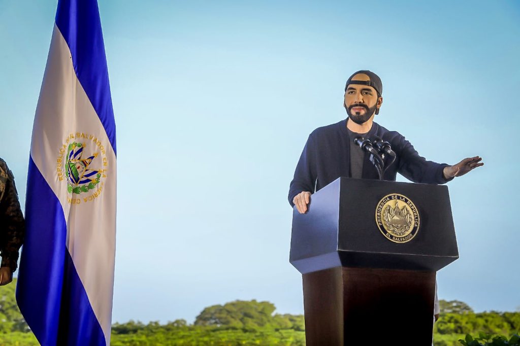 noticias4vision's tweet photo. El Presidente de la República @nayibbukele confirma que a partir de este mes, disminuye el costo de la energía eléctrica un 30%. El anuncio lo hace durante su visita a San Vicente, para conocer cómo se ejecuta el plan que busca erradicar la amenaza de langostas en cultivos #N4V https://t.co/mptoXJlzYX