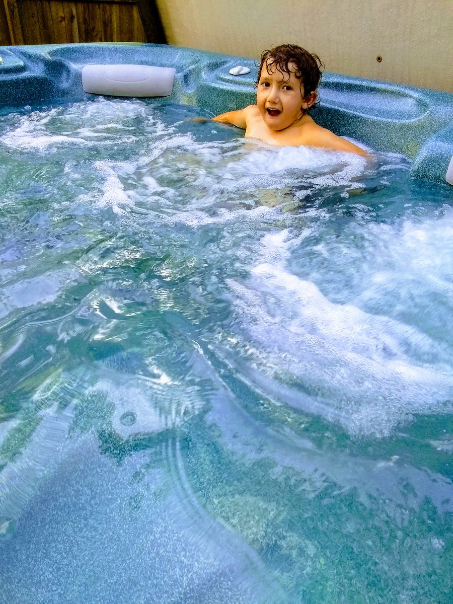 ZachDanielle's tweet photo. Fun in the ☀️ https://t.co/9jcYys7G4o
