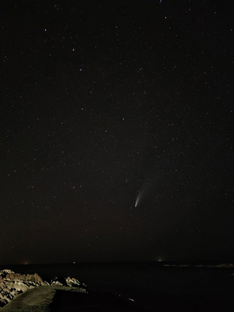 vmrr8395's tweet photo. El cometa Neowise sobre el Cantábrico desde Zumaia.
#zumaia #cometa #NeowiseComet #ShotOnMiNote10
https://t.co/TMix9591tt https://t.co/1aawwi90FD