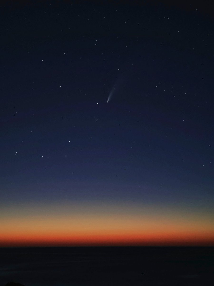 vmrr8395's tweet photo. El cometa Neowise sobre el Cantábrico desde Zumaia.
#zumaia #cometa #NeowiseComet #ShotOnMiNote10
https://t.co/TMix9591tt https://t.co/1aawwi90FD