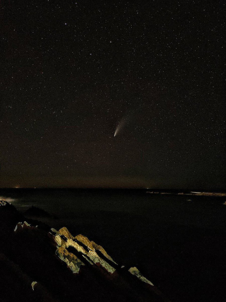 vmrr8395's tweet photo. El cometa Neowise sobre el Cantábrico desde Zumaia.
#zumaia #cometa #NeowiseComet #ShotOnMiNote10
https://t.co/TMix9591tt https://t.co/1aawwi90FD