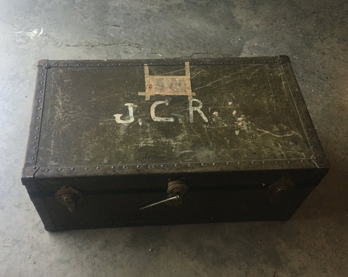 MamaBuck03's tweet photo. Got my great-grandpa’s army trunk today. From WW2. Makes me want to create things. https://t.co/8VmIP4wSUq