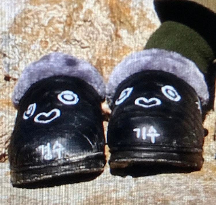 clairmerence's tweet photo. รองเท้าสลิปเปอร์ที่คยองซูใส่ตอนถ่าย swing kids น่ารักกกก มีวาดรูปเขียนชื่อไว้เหมือนเด็กเลย ทั้ง exo ทั้ง do ไหนจะรูปตาโตปากหัวใจอีก 555 https://t.co/Er2JaVsz9t