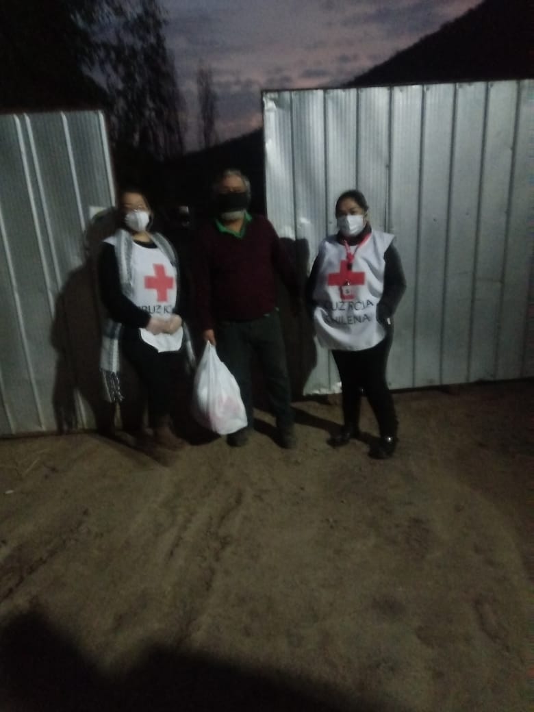 CruzRojaColina's tweet photo. INTERVENCIÓN
Otra gran jornada de nuestros voluntarios entregando Kits de mercadería y de Higiene. #Colina  #TodosNosAyudamos #CruzRoja https://t.co/hrG9q81FDa