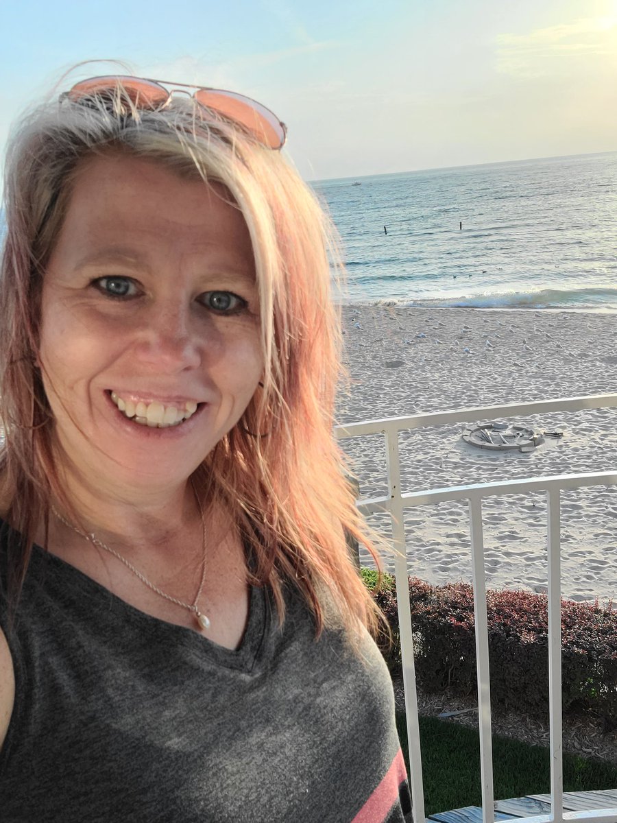 mpiks23's tweet photo. First sip of wine by the Lake. Paradise in the Midwest. Can't wait to hit the water tomorrow. ❤🍷🏖 #SoHa #Summer2020 #LakeMichigan #SoNeededThis https://t.co/m7tTHgTjd3
