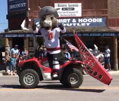 NuggetTheMascot's tweet photo. Thank you Custer!!
Gold Discovery Days parade was a blast.
Saw lots of old friends and met some new ones.
#Parade #ThrowCandy https://t.co/bCNRJrCaOe
