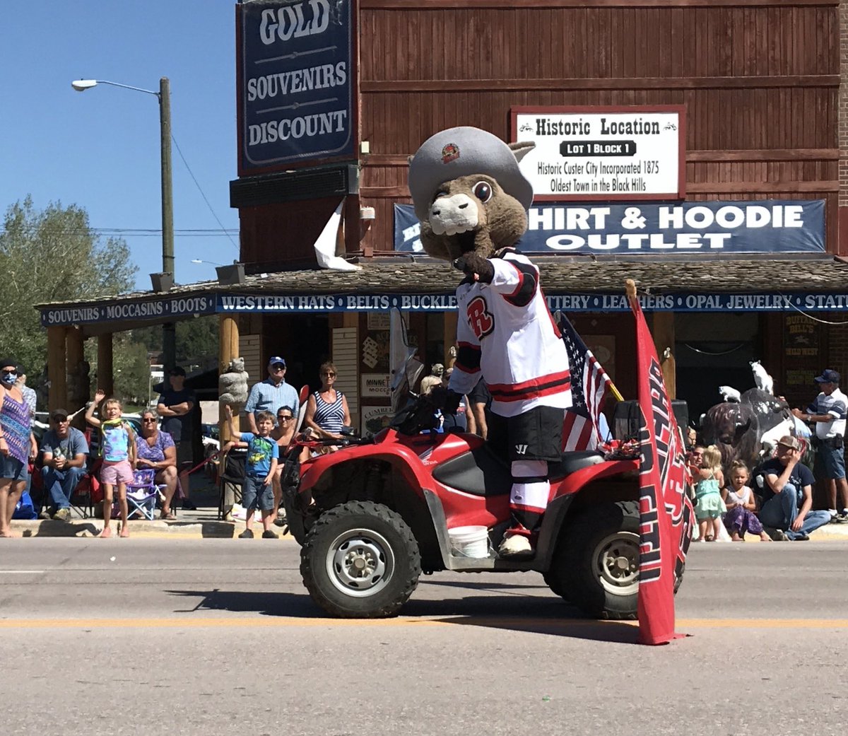 NuggetTheMascot's tweet photo. Thank you Custer!!
Gold Discovery Days parade was a blast.
Saw lots of old friends and met some new ones.
#Parade #ThrowCandy https://t.co/bCNRJrCaOe