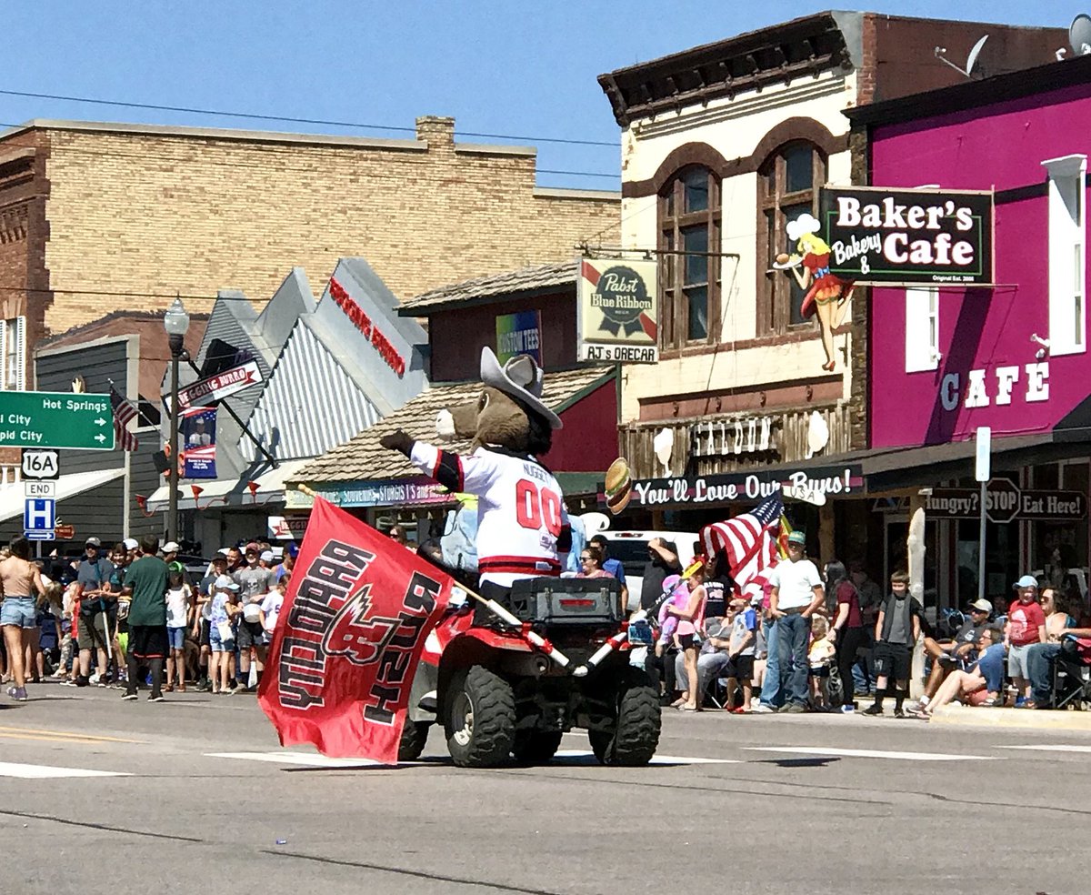 NuggetTheMascot's tweet photo. Thank you Custer!!
Gold Discovery Days parade was a blast.
Saw lots of old friends and met some new ones.
#Parade #ThrowCandy https://t.co/bCNRJrCaOe
