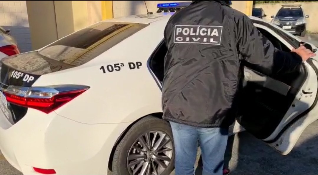 PCERJ's tweet photo. #PRISÃO 🚨🚔
#105DP prenderam um homem de 23 anos apontado como autor do roubos a taxistas. Ele foi preso no bairro Estrada da Saudade, naquele município. Um dos crimes cometidos foi contra um taxista de 80 anos, no último dia 08 de junho. Saiba mais: https://t.co/COf5QoJ0rV https://t.co/wpYr5XVtZW