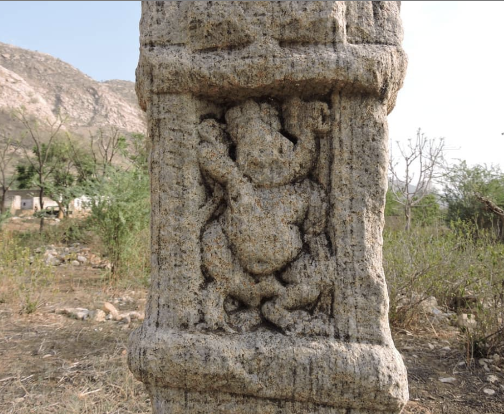 MeghdootDiaries's tweet photo. Stray ancient temple art in a village in Khandela, Rajasthan.

Sieged by Aurangzeb in 17th C, its temple was destroyed &amp; fragments of the main deity were thrown into the foundation of a mosque erected ruins

This neglected relic could be from that edifice 🙏 @KshatriyaItihas https://t.co/UW7BmHUlKJ