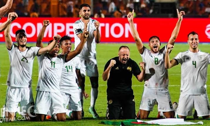 fethifitou14's tweet photo. Il y a un an jour pour jour l'Algérie🇩🇿 devenait Championne d'Afrique pour la deuxième fois de son histoire. Plus qu'un sacre de football, la victoire d'un peuple... ❤
One two three Viva l'Algérie 💪💪
#CAN2019 #TAHIADJAZAIR https://t.co/QeOOt1DO2C