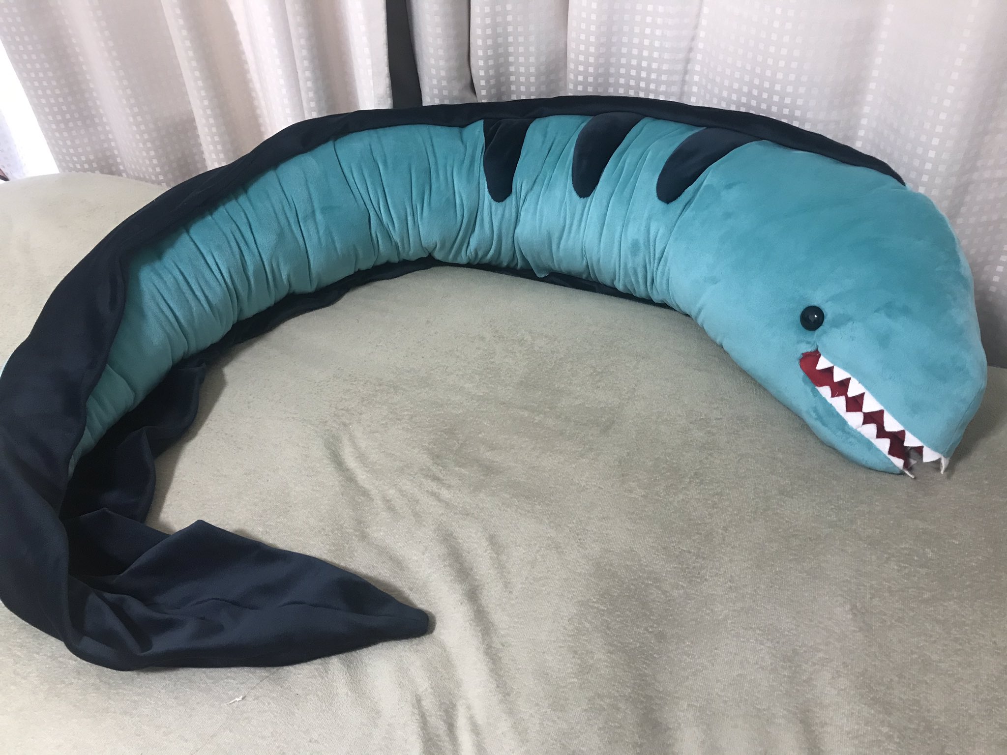 ぽん 全長約190cmのウツボのぬいぐるみ 抱き枕 完成 大きさ比較にらぎぶちのアクキー 置いてみた 一応手突っ込める仕様にしたけどちょっと口が小さかったかも ツイステ手芸部 Twst手芸部 T Co Jlimhpoyx4 Twitter