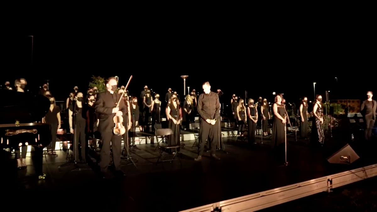 corovillarozas's tweet photo. Orgullosos de haber participado en este emotivo homenaje junto con el @corojuvenilcjvr @CulturaLasRozas https://t.co/4DfGdiKyB1