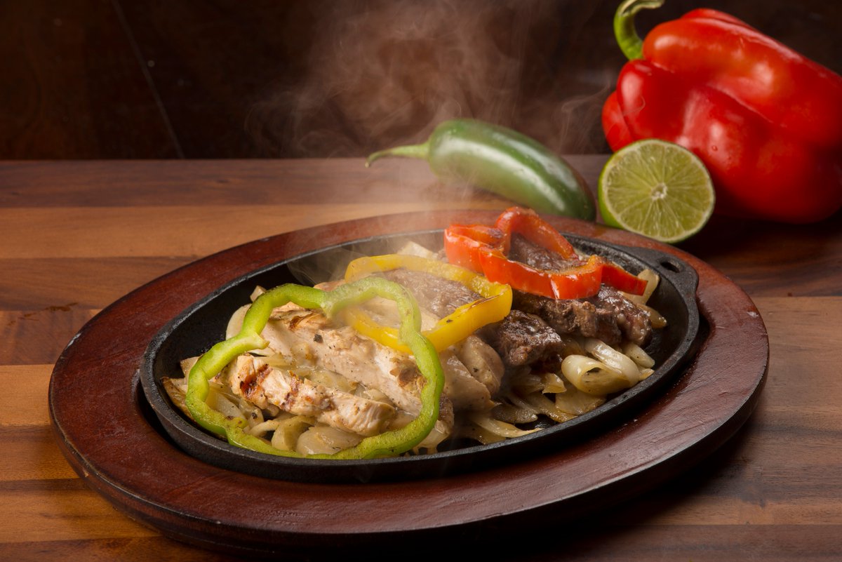 Kmachosofficial's tweet photo. Our Sizzling Fajitas are made with fajita chicken, fajita beef, or a mix, and brought hot and sizzling right to your table! Served with guacamole, pico de gallo, rice and fried beans. Olathe: (913) 768-7777 | Overland Park: (913) 766-0719 #kmachos #kceat https://t.co/bfHTNNuPmz