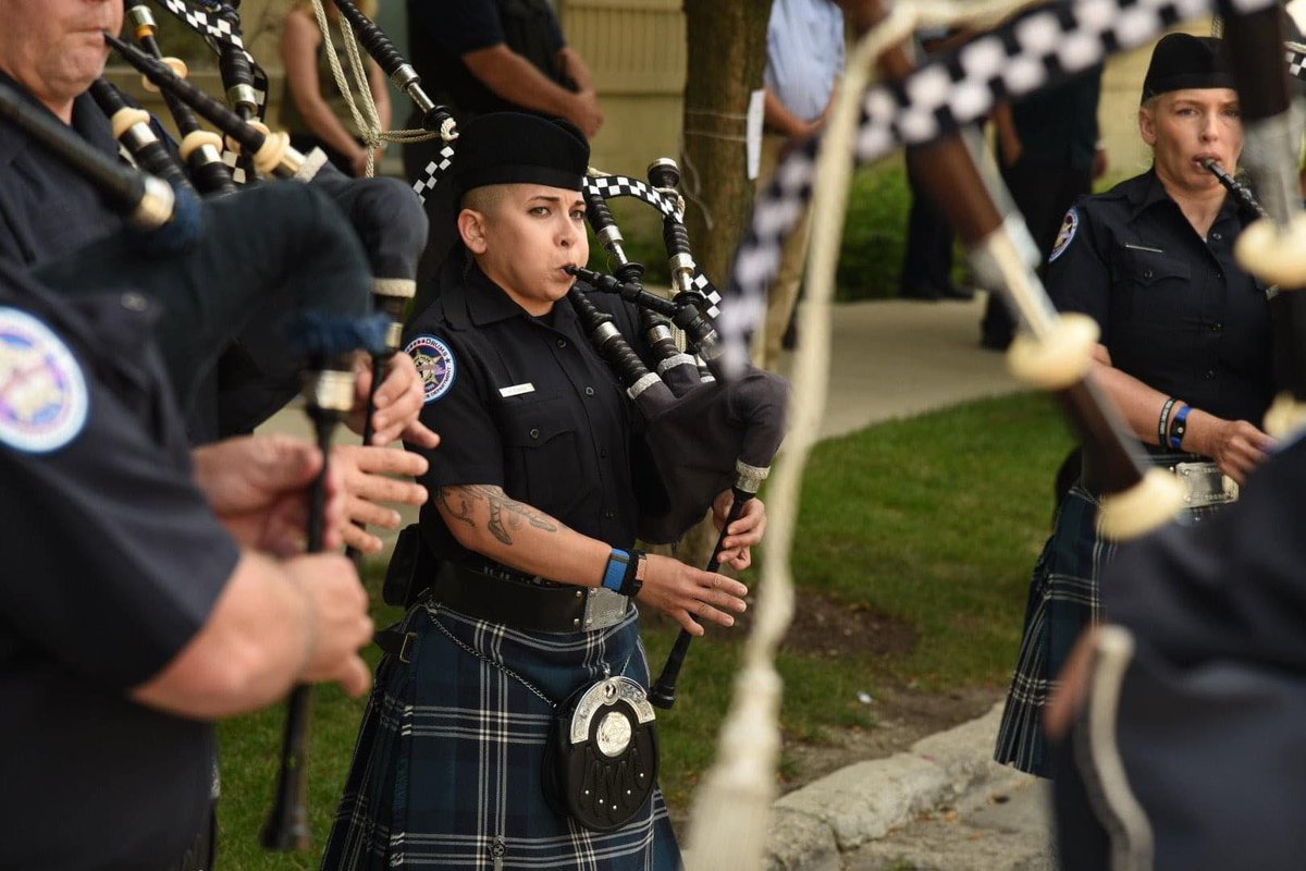 CPDpipeband's tweet photo. Sharing from #CPDMediaCar — “ A 50th anniversary memorial tribute was held at the 018th District today to remember @Chicago_Police  Sgt. James Severin and Officer Anthony Rizzato.” WE ANSWER THE CALL #ForOurFallen #NeverForget https://t.co/WDIwYZmD7D