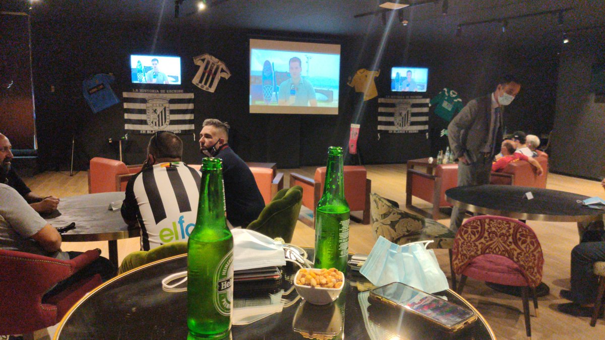 kiniloko's tweet photo. Los cacharros animando al @CDBadajoz  desde @CasinoExtremadu con @footters https://t.co/Gy0Ll77SLF