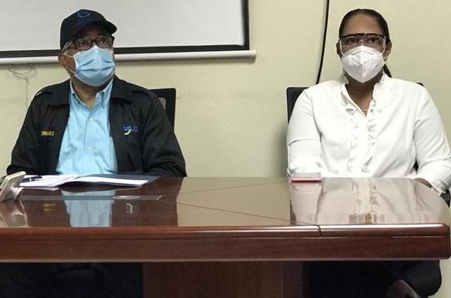 AnaDFiguereo's tweet photo. En reunión con el ministro de Salud Pública, Rafael Sánchez Cárdenas, las direcciones provinciales, la Policía Nacional, el Ejército República Dominicana, dando seguimiento a cerco sanitario, implementado en la zona sur, con miras a detener la propagación del Covid-19. https://t.co/AouCHvKBvo