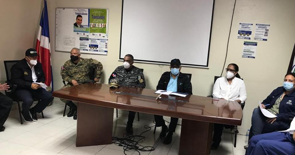 AnaDFiguereo's tweet photo. En reunión con el ministro de Salud Pública, Rafael Sánchez Cárdenas, las direcciones provinciales, la Policía Nacional, el Ejército República Dominicana, dando seguimiento a cerco sanitario, implementado en la zona sur, con miras a detener la propagación del Covid-19. https://t.co/AouCHvKBvo