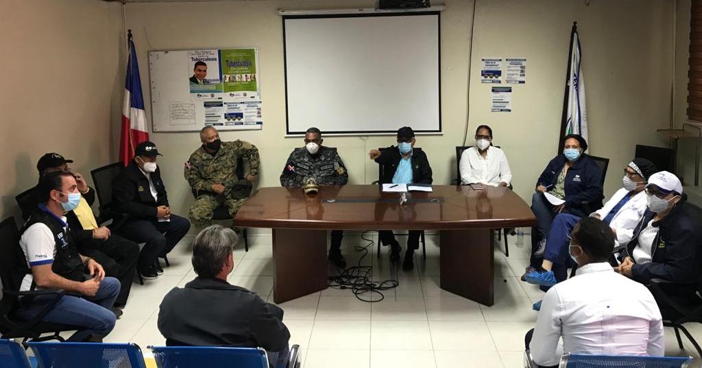 AnaDFiguereo's tweet photo. En reunión con el ministro de Salud Pública, Rafael Sánchez Cárdenas, las direcciones provinciales, la Policía Nacional, el Ejército República Dominicana, dando seguimiento a cerco sanitario, implementado en la zona sur, con miras a detener la propagación del Covid-19. https://t.co/AouCHvKBvo