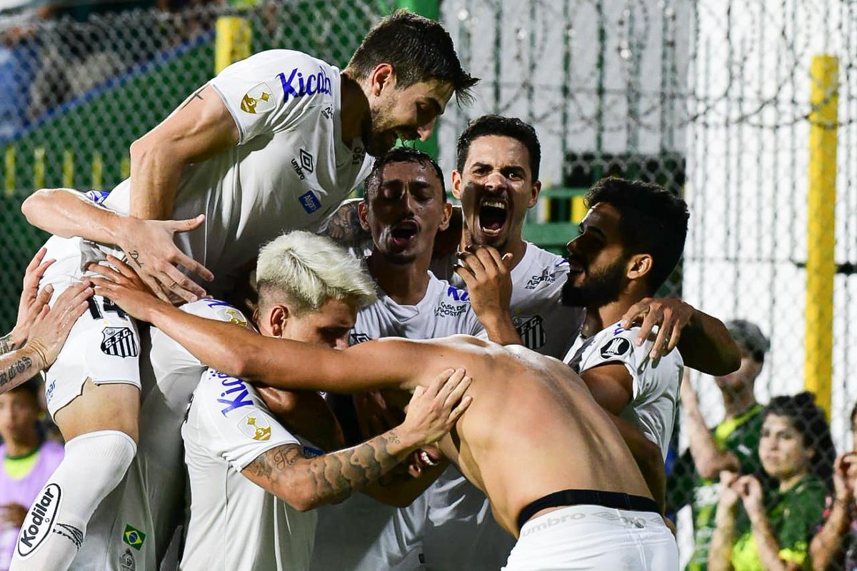 SantosFC's tweet photo. QUE SAUDADE DO MEU PEIXÃO EM CAMPO! ⚪⚫

Faltam 4 dias para estarmos em campo novamente. Quem aí está ansioso?! https://t.co/BPl2EwR7g3