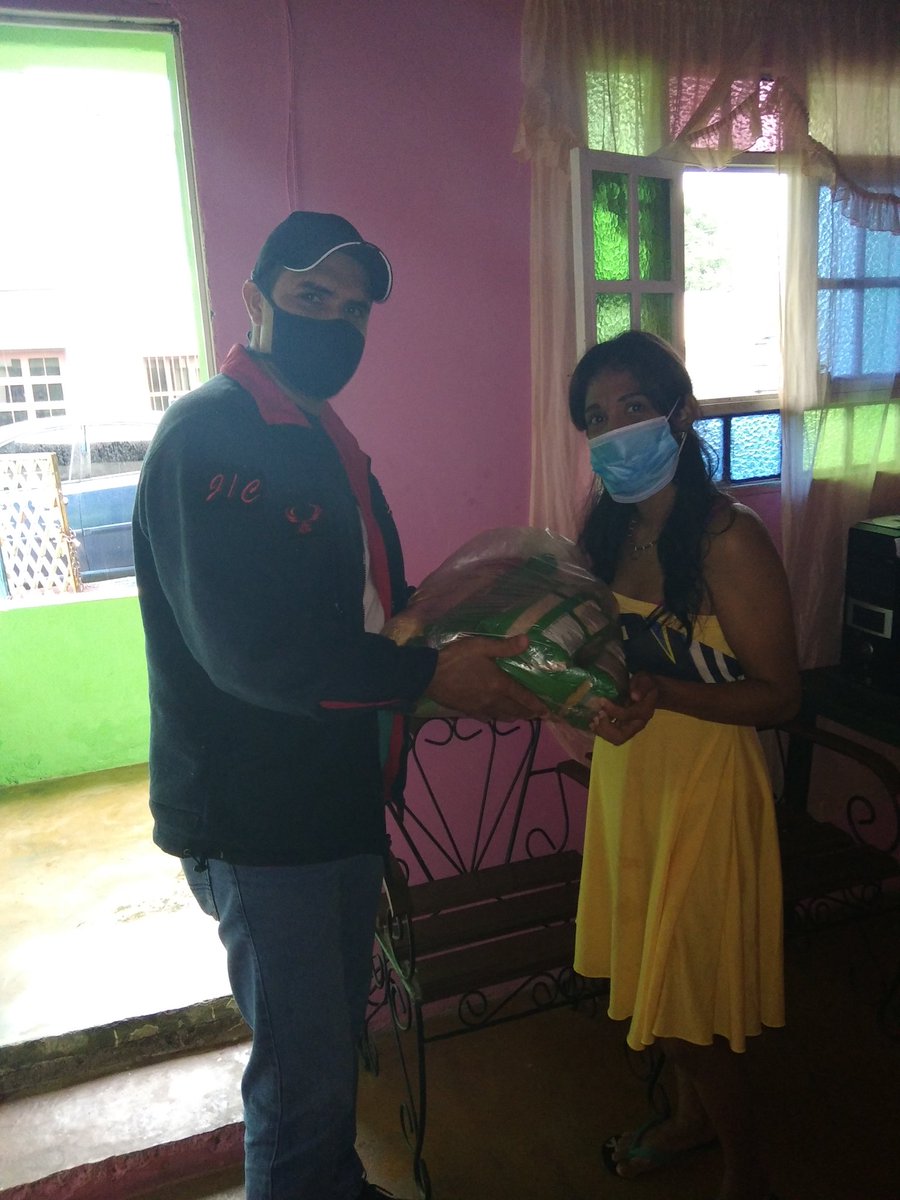 inpsaselapure's tweet photo. Con amor y lealtad DIGNIFICAMOS a nuestros funcionarios, no es una bolsa de comida, es un Instituto y un Gobierno responsable q da respuesta ante una criminal guerra Economía creada por una derecha criminal @NicolasMaduro @dcabellor @RCarrizalezPSUV @eduardopiate2 @geovannireuma https://t.co/7w2NMNjiTm