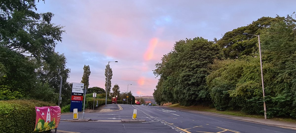 YAS_MattB's tweet photo. Lovley sunset and even a rainbow over @AiredaleNHSFT this evening.

@Airedale_ED
#Team999 https://t.co/d5GYYw86bB