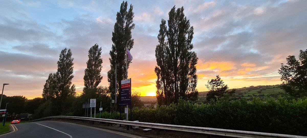 YAS_MattB's tweet photo. Lovley sunset and even a rainbow over @AiredaleNHSFT this evening.

@Airedale_ED
#Team999 https://t.co/d5GYYw86bB