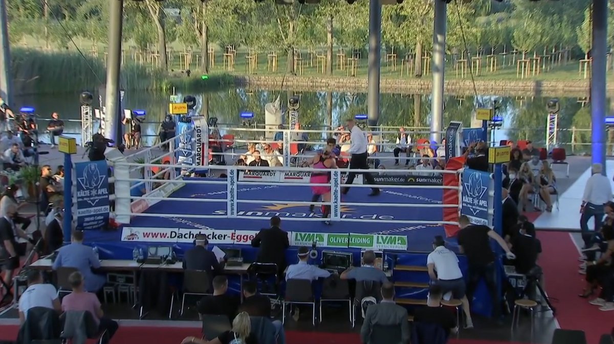 arejaywoof's tweet photo. sports in the states🇺🇸 may still be held in walled-off bubbles with with no crowds - but parts of the world are already starting to allow light crowds
screenshots from #KabayelLazaridis, live from #magdeburg germany🇩🇪 on @espn plus
#sesboxing #boxing #boxeo https://t.co/UO3U0jfkmN