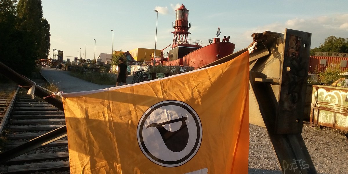 PiratenBS_BL's tweet photo. Das Schiff ist gestartet und die Piratenfahne gehisst. Gute Gespräche mit vielen Menschen aus Nah&Fern haben die Ideen der Zukunft gespinnt. Danke allen und nun nach dem #NetzGrillIT noch den Abend am ausklingen lassen #PIRATEN #VotePirate #GRWahl20 #WahlBS20 #WahlAG20 #PPINT https://t.co/xFhFOZrfuf
