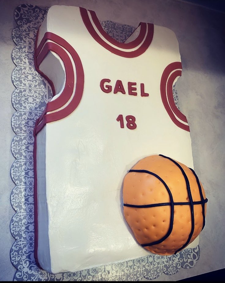 cluscakes's tweet photo. #BasketBallJerseyCake #BasketballCake #KidParties #Bball #SportsCake #Jersey #Birthdays #basketball #Party 🏀 https://t.co/Fd255zIXLZ