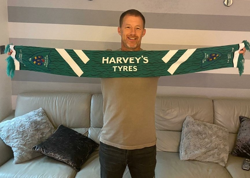 AwayVics's tweet photo. #NVFC Legend @steven_walters4 Wembley finalist with @NorthwichVicsFC in 1996 loving his new Ltd Edt @FansFavouriteUK #Forzavics retro scarf  💚⚽🇳🇬 Grab yours contact #Awaydays lads @1Keish1 &amp; @chrisshozzshaw #asolidbond @OffsideTrust https://t.co/d06StHDCSc