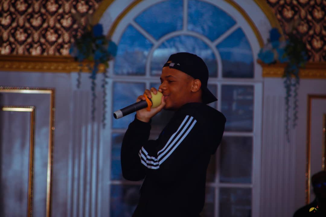 Solohtolz's tweet photo. Q: Tell us how you started your musical career!?

@biyangidikiben1:I started my music career from church, from singing in church as a little kid and while growing up, and then i started to love Hiphop music, I also remember one time in school when i was 10 and...#TheCallwithObaby https://t.co/7RqMnbopv2