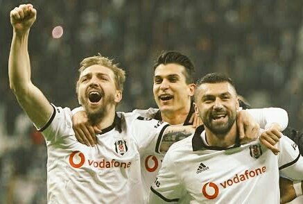 Fenerbahçe'yi eze eze yeneceğimize yürekten inananlanlar bu tweeti beğensin. Bakalım kaç kişiyiz?
#BeşiktaşınMaçıVar