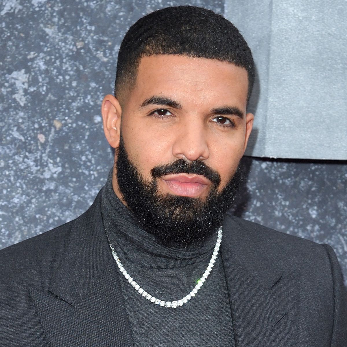 Solohtolz's tweet photo. @Obabykpankan: Tell us who is your Role model in Music?

@biyangidikiben1: I have two Role models, in Africa, im a huge fan of @davido Cos he has transcended African Music and at international level i'm a huge fan of @Drake, so these are the two artiste who inspire me.
#Thecall https://t.co/2oiNKrAy0j