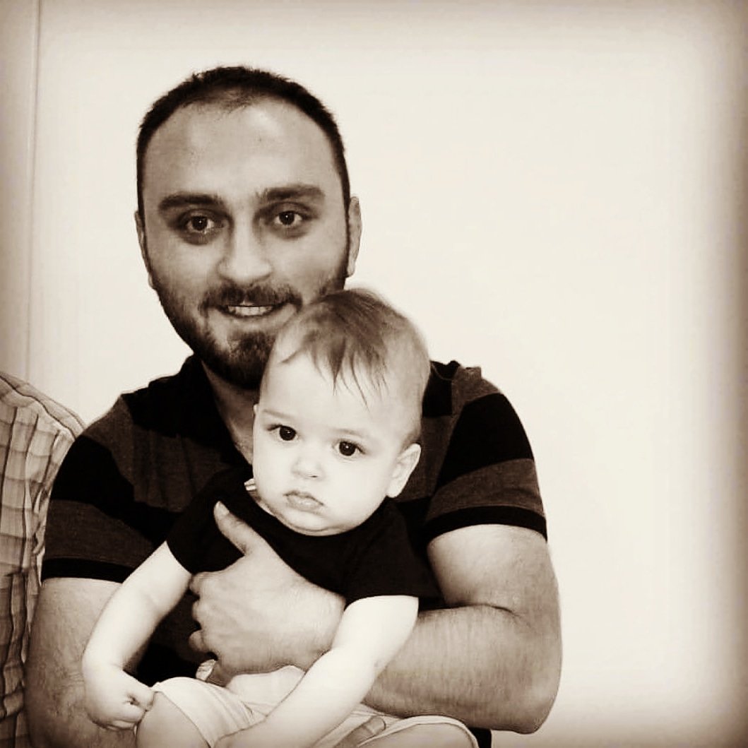 Polis okulunu Kastamonu'da okuduk. Kendisi de Kastamonulu idi. İstanbul'da büyümüştü. Koğuş arkadaşımdı. İki sene aynı odada kaldık, aynı sınıftaydık.. Bir kere sesini kimseye yükseltmemiştir. Birisi birşey dese, hemen utanır, yüzü kızarırdı. Hiçbir yere bir dakika geç kalmazdı.