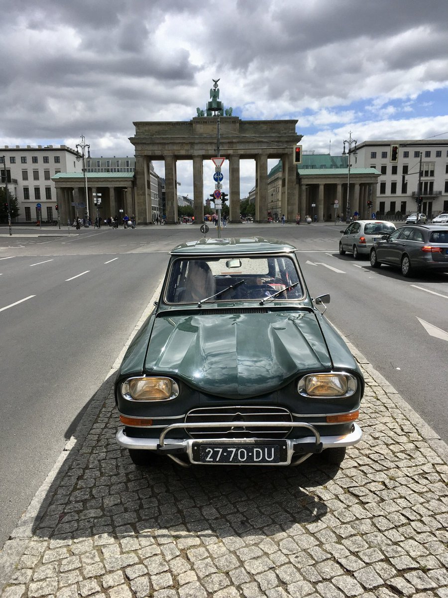 Touring the former DDR we couldn’t resist taking this picture #citroen #citroenami #citroen2cv #voitureancienne #classiccars #vintagecar #oldtimers #macchinedepoca #carrestauration #berlin #brandenburgertor