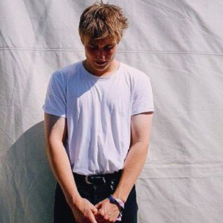 𝒞𝒶𝓃𝒸𝑒𝓇 - 𝐻𝑜𝓁𝒹 𝒪𝓊𝓉You are extremely caring towards others however lack the confidence within yourself. It leaves you emotional and needy at times in which a song like Hold Out, that speaks to needing to only be close to someone you love, speaks beautifully to you.