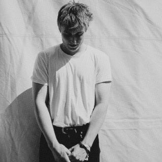 𝒞𝒶𝓃𝒸𝑒𝓇 - 𝐻𝑜𝓁𝒹 𝒪𝓊𝓉You are extremely caring towards others however lack the confidence within yourself. It leaves you emotional and needy at times in which a song like Hold Out, that speaks to needing to only be close to someone you love, speaks beautifully to you.