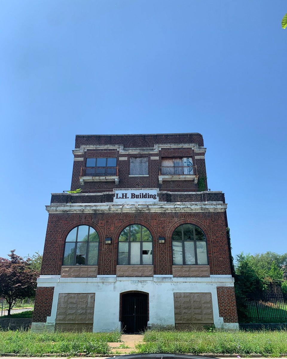 WhatIfSTL's tweet photo. Behind and down from @CafeOsage, what if 4500 Washington Street in the @STLcwescene was a design/manufacturing studio with artist lofts? #whatifstl https://t.co/JX9CYCHeez