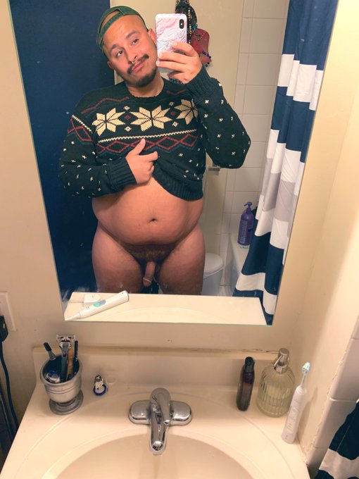 🎄Christmas⛄️ in 🌞July🌊 party look😅 https://t.co/hLIuR4rAK9