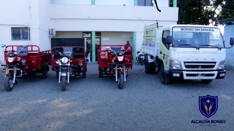 eberto_nunez's tweet photo. Todo es posible cuando lo que se hace se hace con la voluntad de hacer el bien.  En el día de ayer se incorporaron al parque vehicular de la Alcaldía nuevas unidades trimotores y un camión Volteo 2020 con fondos propios de la Alcaldía. Nuestro objetivo es un Bonao más limpio. https://t.co/mH1LGtlUyc